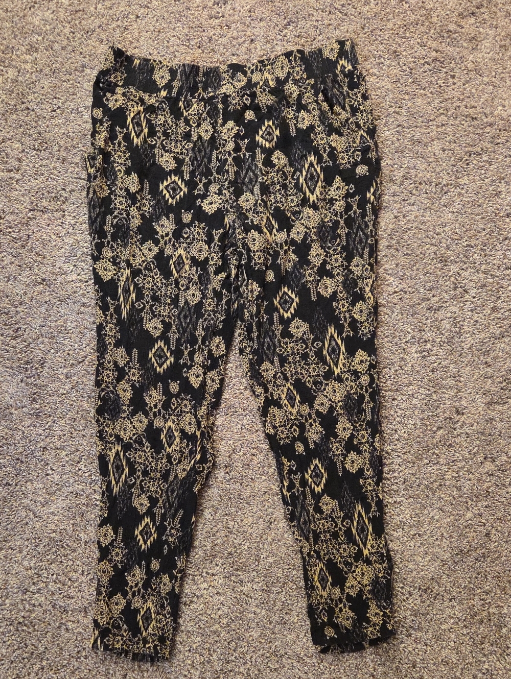 Love Tree Women's Ankle Pants Black and Gold Patterned Size Large